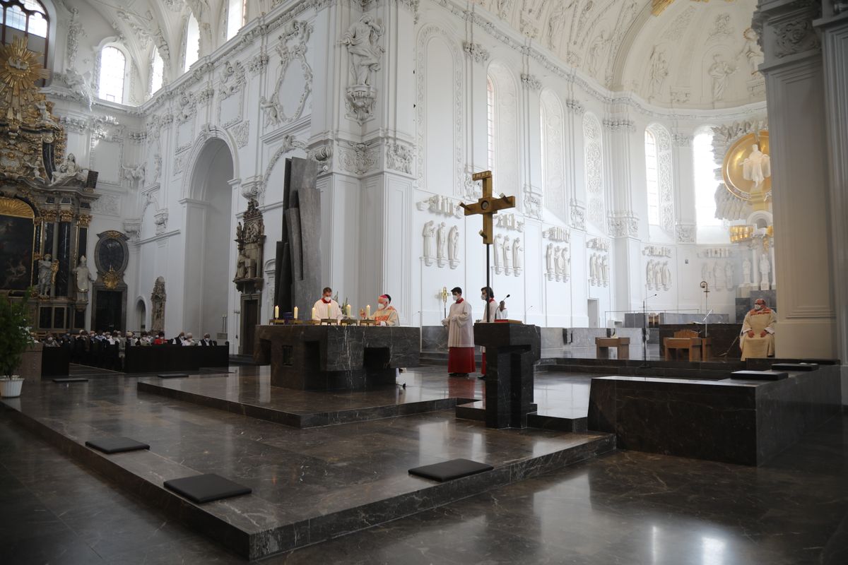 2621/0609 Ehejubilare Weihbischof Boom_27454 Weihbischof Boom und weiteren Priester und Diakone weihen Ehejubilare, die ihr goldenes, diamantenes oder eisernes Ehejubiläum feiern.