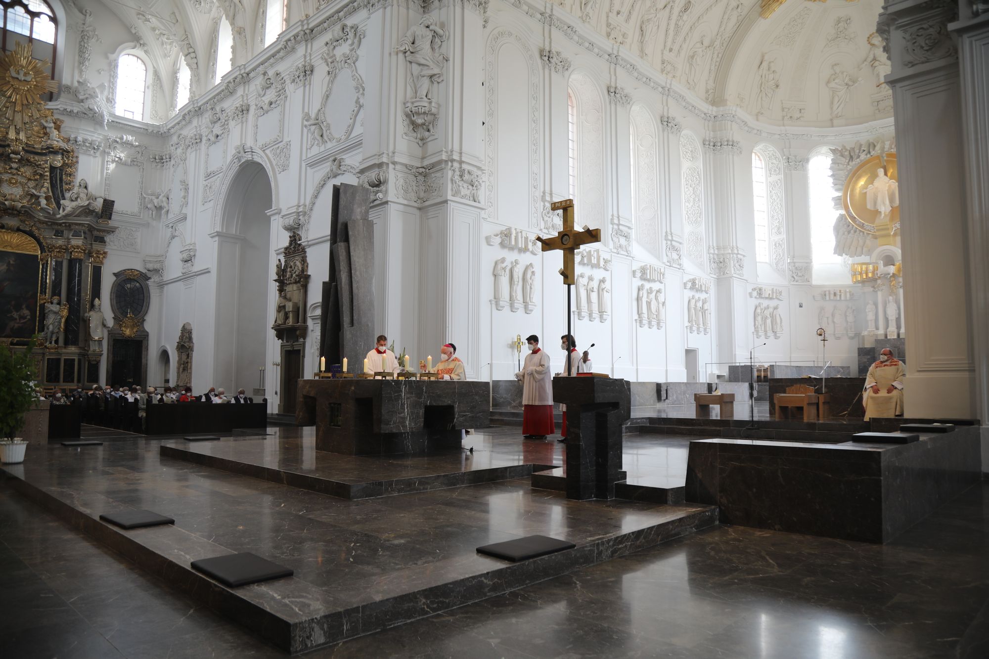 2621/0609 Ehejubilare Weihbischof Boom_27454 Weihbischof Boom und weiteren Priester und Diakone weihen Ehejubilare, die ihr goldenes, diamantenes oder eisernes Ehejubiläum feiern.