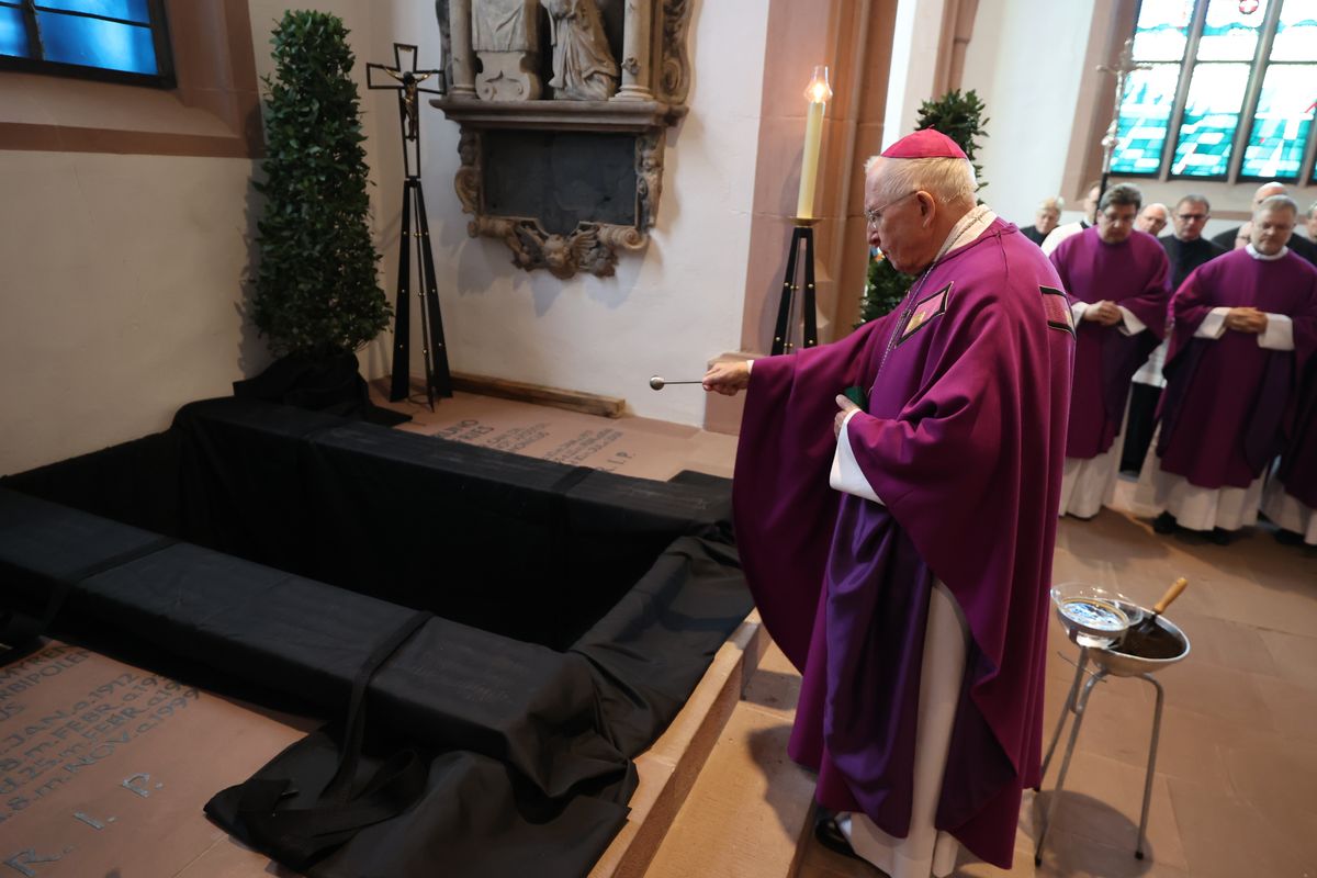 Bischof Dr. Franz Jung feierte am Samstag, 12. Oktober, im Würzburger KIliansdom ein Pontifikalrequiem für Weihbischof em. Helmut Bauer. Die anschließende Beisetzung leitete Dompropst Weihbischof Paul Reder.