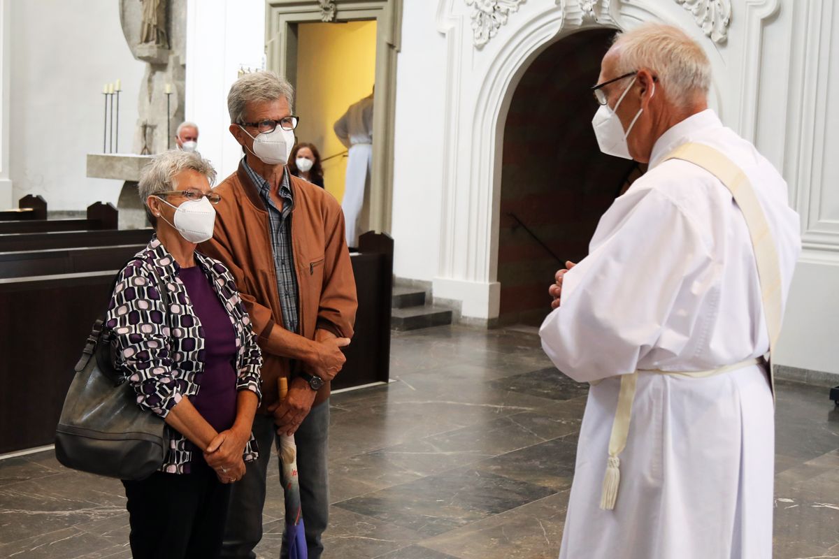 	 Weihbischof Ulrich Boom feierte am Mittwochnachmittag, 30. Juni, einen Gottesdienst für Ehepaare, die 2020 oder 2021 ihr goldenes, diamantenes oder eisernes Ehejubiläum hatten. Im Anschluss konnten sich die Paare segnen lassen.