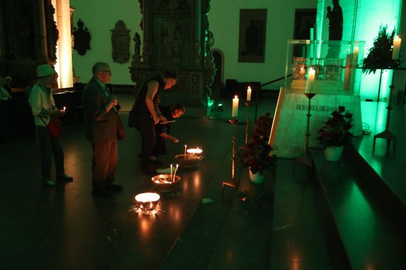 Die "Nacht der Hoffnung" am Samstagabend, 13. Juli, der Kiliani-Wallfahrtswoche lud zu Besinnung, Gebet und Kraftschöpfen in den Kiliansdom ein. Viele Passanten nutzten das Angebot, das um Mitternacht endete.