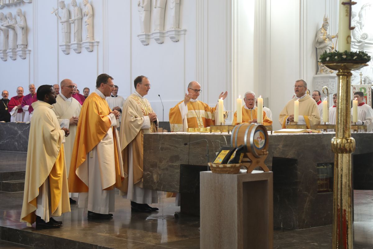 Bei einem Pontifkalgottesdienst im Würzburger Kiliansdom ist an Christi Himmelfahrt, 9. Mai 2024, Weihbischof Paul Reder zum Bischof geweiht worden.