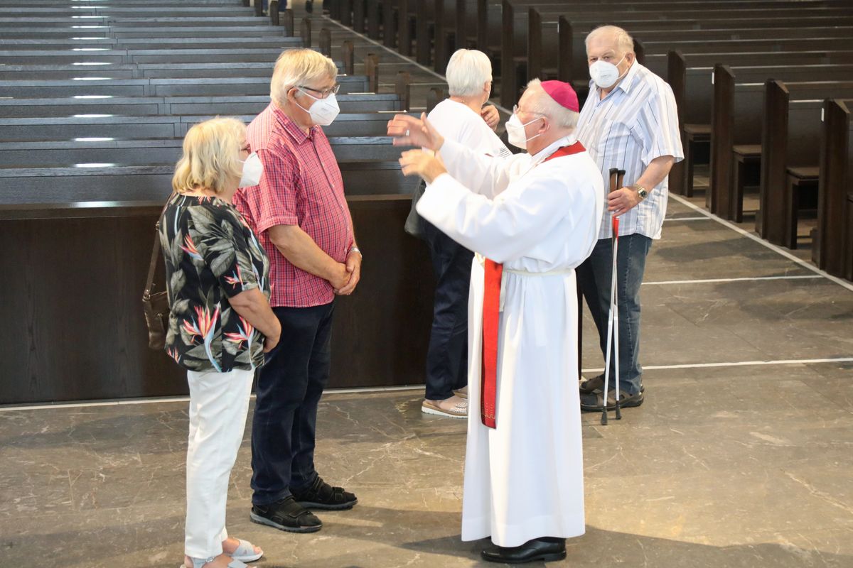 2621/0625 Gottesdienst für Ehejubilare mit Weihbischof Ulrich Boom am 29. Juni 2021_28092 Weihbischof Ulrich Boom feierte am Dienstagnachmittag, 29. Juni, einen Gottesdienst für Ehepaare, die 2020 oder 2021 ihr goldenes, diamantenes oder eisernes Ehejubiläum hatten. Im Anschluss konnten sich die Paare segnen lassen.