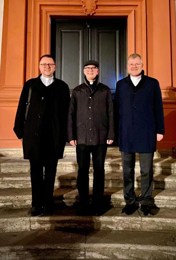 Auf der Treppe vor dem Würzburger Bischofshaus (von links): Weihbischof Volodymyr Hrutsa aus Lviv in der Ukraine , Bischof Dr. Franz Jung und Generalvikar Dr. Jürgen Vorndran. Auf der Treppe vor dem Würzburger Bischofshaus (von links): Weihbischof Volodymyr Hrutsa aus Lviv in der Ukraine , Bischof Dr. Franz Jung und Generalvikar Dr. Jürgen Vorndran.
