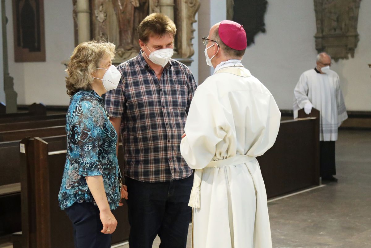 2721/0649 Dankgottesdienst für Ehejubilare mit Bischof Jung am Freitagabend, 2. Juli_28582 Mit rund 120 Ehepaaren aus der ganzen Diözese, die 2020 oder 2021 ihr silbernes Ehejubiläum feiern, hat Bischof Dr. Franz Jung am Freitagabend, 2. Juli, einen Gottesdienst im Würzburger Kiliansdom gefeiert.