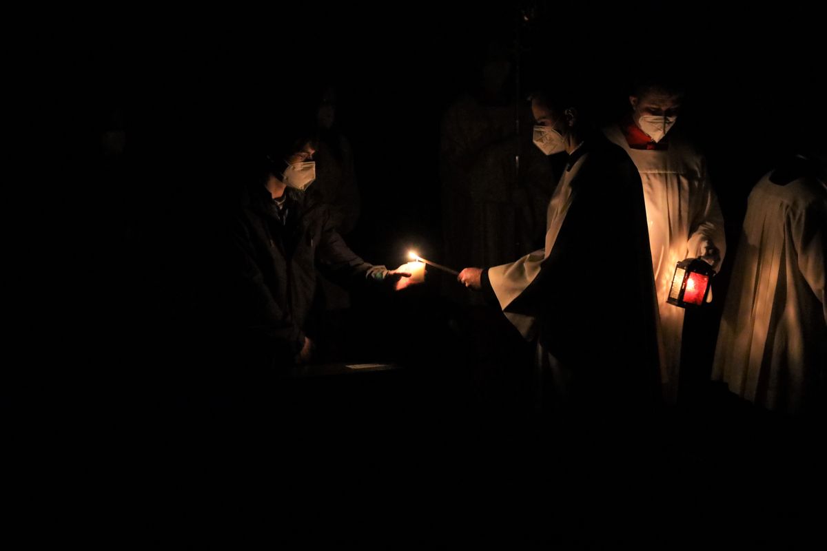 Bischof Dr. Franz Jung feierte am Samstagabend, 3. April, im Würzburger Kiliansdom die Osternacht, die "Mutter aller Vigilien".  Das Osterlicht wurde in Begleitung von Generalvikar Dr. Jürgen Vorndran und Dompfarrer Stefan Gessner in den dunklen Kiliansdom getragen und an die Gläubigen weitergereicht. 
