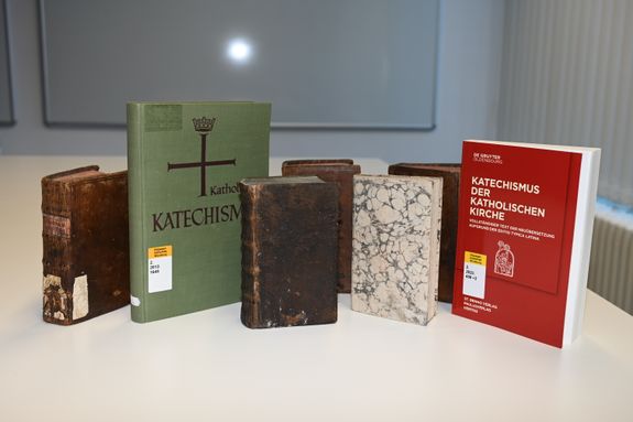 Katechismen in der Diözesanbibliothek: hier Exemplare aus verschiedenen Jahrhunderten. Katechismen in der Diözesanbibliothek: hier Exemplare aus verschiedenen Jahrhunderten.