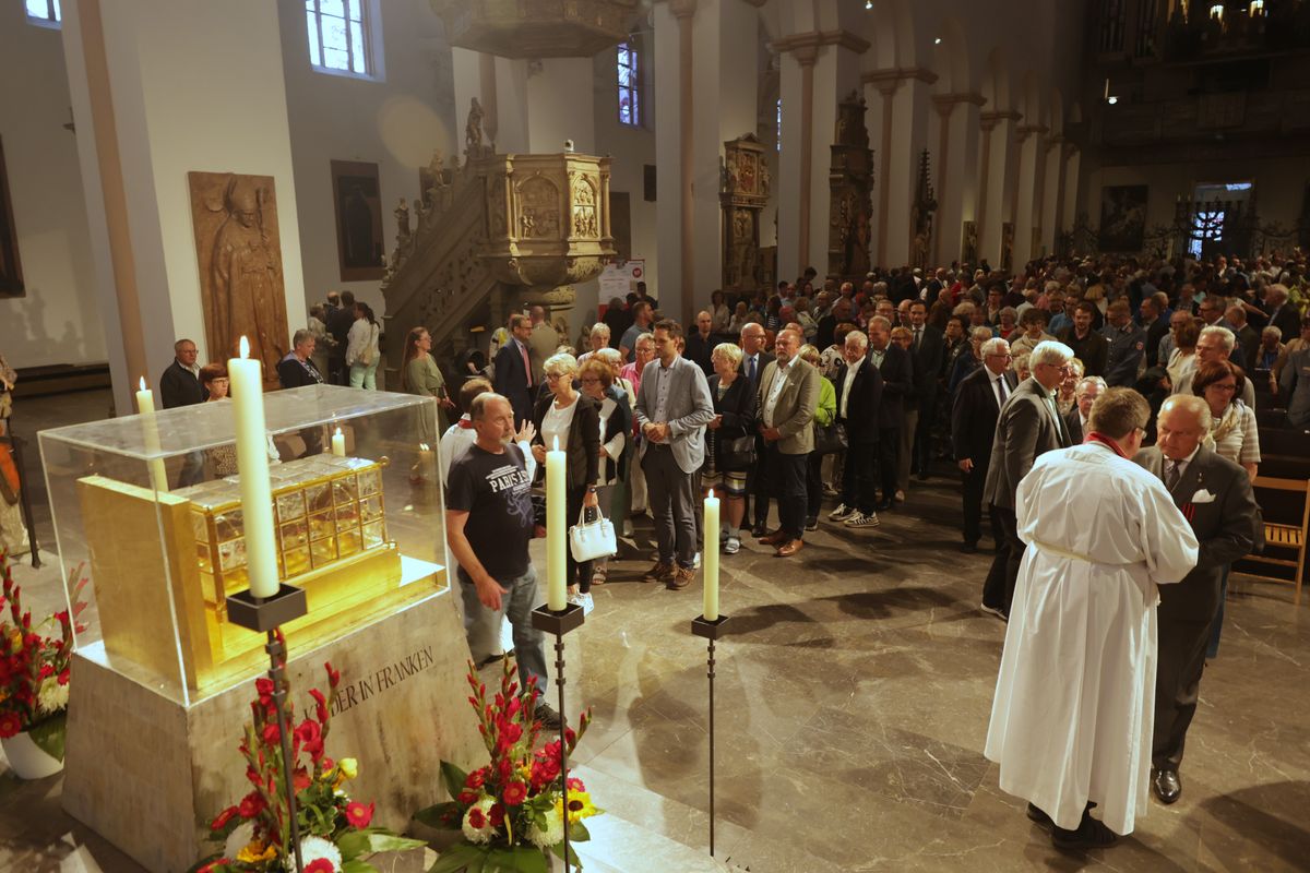 Rund 900 Personen feierten den Kiliani-Pontifikalgottesdienst für Räte und Politiker am Montagabend, 7. Juli, im Kiliansdom mit. Eine Begegnung auf dem Kiliansplatz schloss sich an. 
