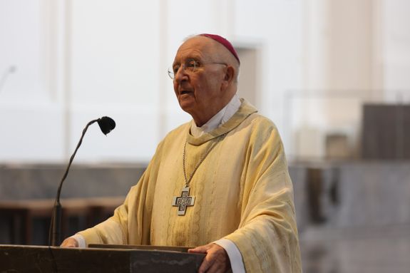 „Bei allen Herausforderungen und Unsicherheiten, die es auf Ihrem gemeinsamen Lebensweg über die vielen Jahrzehnte gewiss gab und gibt, haben Sie einander, Ihrer Familie und den Menschen in Ihrer Umgebung auch immer wieder das gegeben, was ein Stern schenkt: Sinn, Halt und Orientierung“, sagte Weihbischof em. Ulrich Boom in seiner Predigt. 