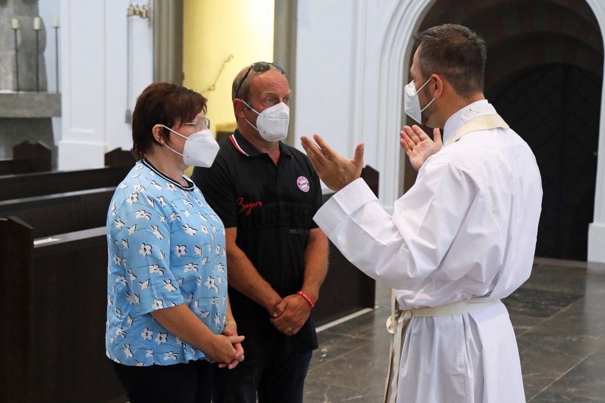 2721/0649 Dankgottesdienst für Ehejubilare mit Bischof Jung am Freitagabend, 2. Juli_28565 Mit rund 120 Ehepaaren aus der ganzen Diözese, die 2020 oder 2021 ihr silbernes Ehejubiläum feiern, hat Bischof Dr. Franz Jung am Freitagabend, 2. Juli, einen Gottesdienst im Würzburger Kiliansdom gefeiert.