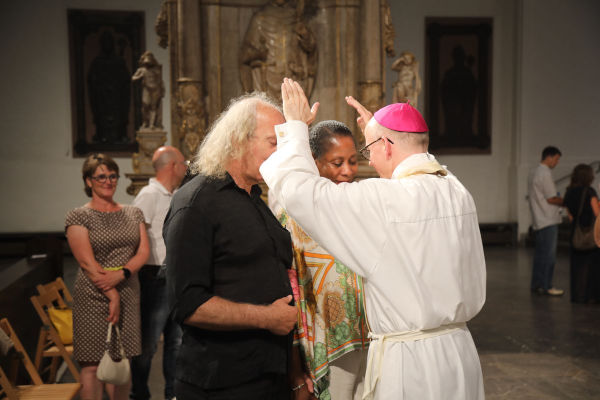 Mit rund 1000 Eheleuten, die in diesem Jahr Silberhochzeit haben, feierte Bischof Dr. Franz Jung am Freitagabend, 4. Juli 2025, einen Pontifikalgottesdienst im Kiliansdom. Im Anschluss erteilten er, Weihbischof Paul Reder sowie weitere Seelsorgerinnen und Seelsorger den Paaren einzeln den Segen.