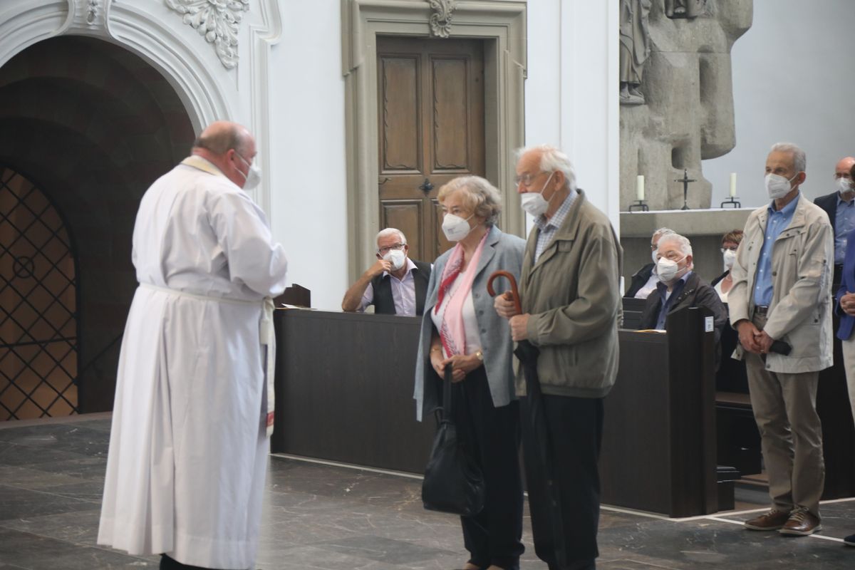 2621/0609 Ehejubilare Weihbischof Boom_27489 Weihbischof Boom und weiteren Priester und Diakone weihen Ehejubilare, die ihr goldenes, diamantenes oder eisernes Ehejubiläum feiern.