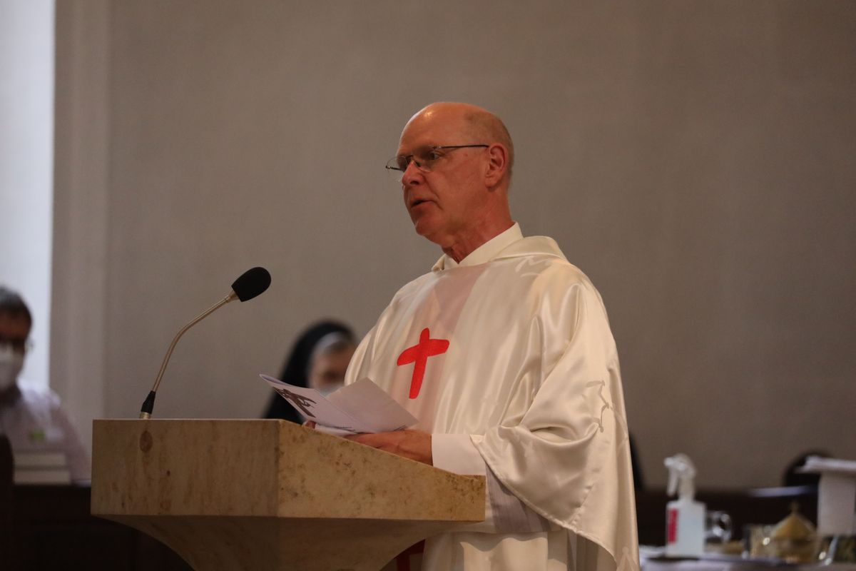 Bei einem feierlichen Gottesdienst in der Seminarkirche Sankt Michael in Würzburg mit Bischof Dr. Franz Jung am Montagabend, 26. Juli, sind Regens Stefan Michelberger und Subregens Stefan Fleischmann verabschiedet und Regens Peter Göttke offiziell begrüßt worden. 