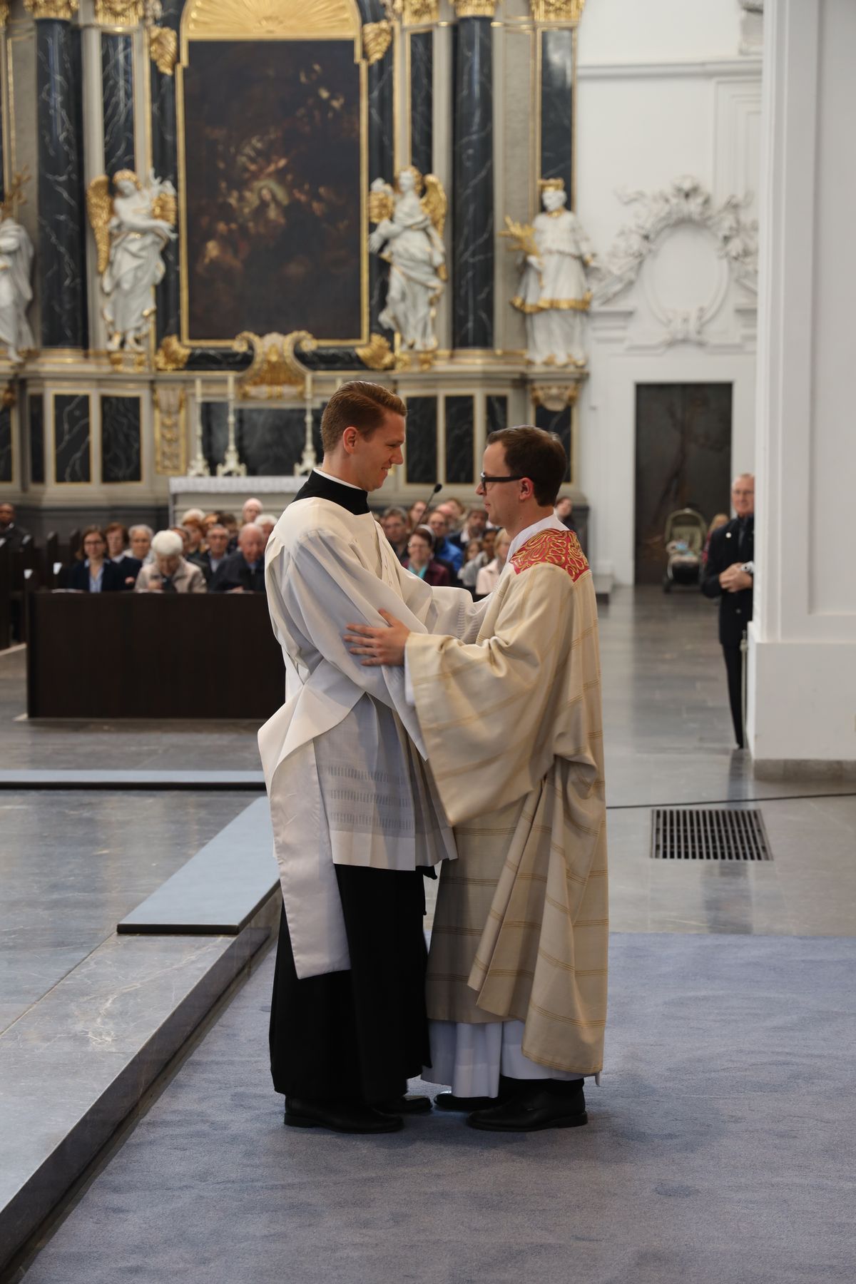 Bei einem feierlichen Gottesdienst im Würzburger Kiliansdom weihte Bischof Dr. Franz Jung Bertram Ziegler zum Diakon. Zahlreiche Verwandte, Freunde und Wegbegleiter des Priesterseminaristen nahmen an der Feier teil.