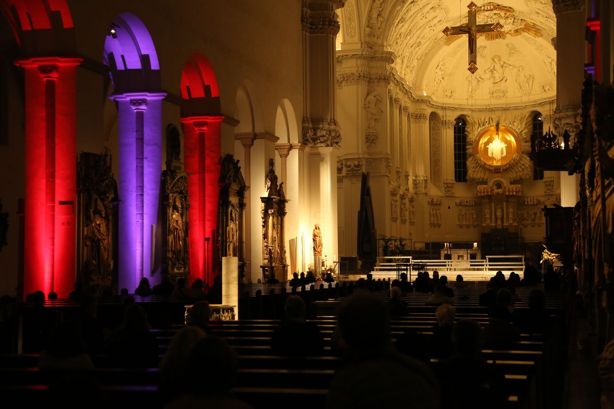 Der Kiliansdom war stimmungsvoll beleuchtet und lud zwischendurch zu "Licht und Stille" ein.