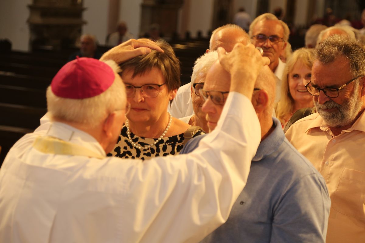 Rund 250 Ehejubilare haben am Freitagnachmittag, 4. Juli, im Kiliansdom in einem Pontifikalgottesdienst mit Weihbischof em. Ulrich Boom ihr Eheversprechen erneuert. 