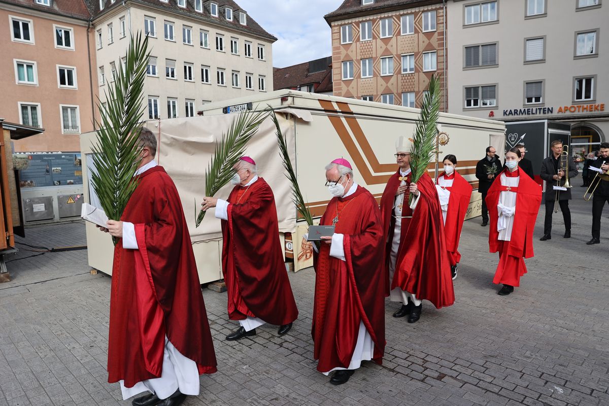 Bischof Dr. Franz Jung feierte am Sonntag, 10. April, in Würzburg die Palmsonntagsliturgie.
