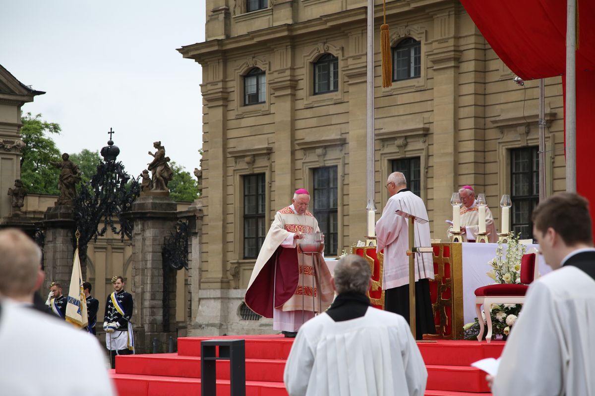 Weihbischof Ulrich Boom hat mit knapp 350 Besuchern auf dem Residenzplatz in Würzburg einen Freiluft-Gottesdienst zum Hochfest Fronleichnam gefeiert.
