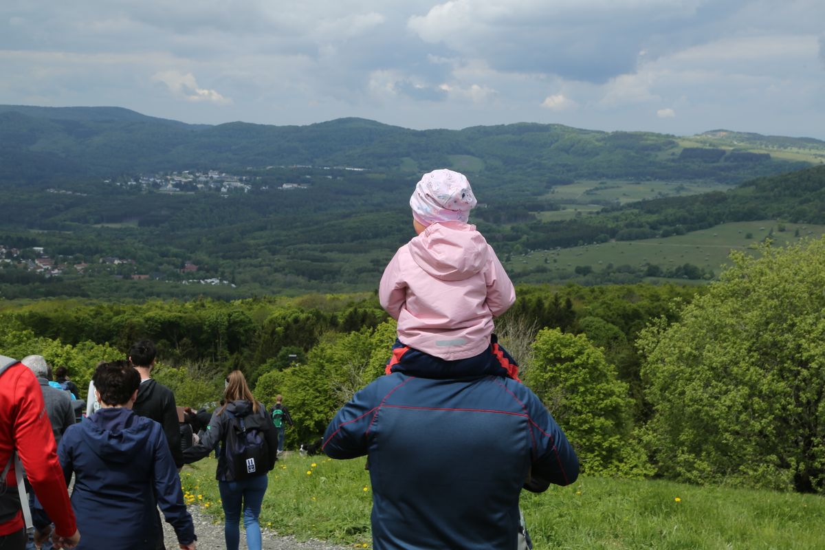 Fast 400 Gläubige haben an der Ökumenischen Kreuzbergwallfahrt mit Bischof Jung und Regionalbischöfin Bornowski teilgenommen.  Fast 400 Gläubige haben an der Ökumenischen Kreuzbergwallfahrt mit Bischof Jung und Regionalbischöfin Bornowski teilgenommen.