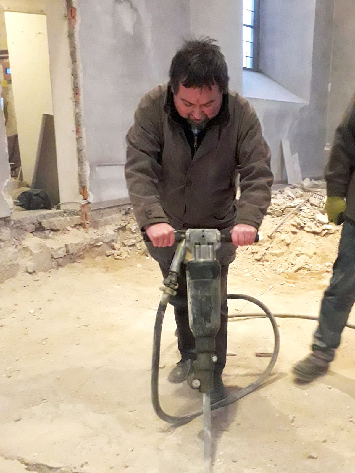 Pfarrer Michael Erhart griff bei der Renovierung selbst zum Presslufthammer. Pfarrer Michael Erhart griff bei der Renovierung selbst zum Presslufthammer.