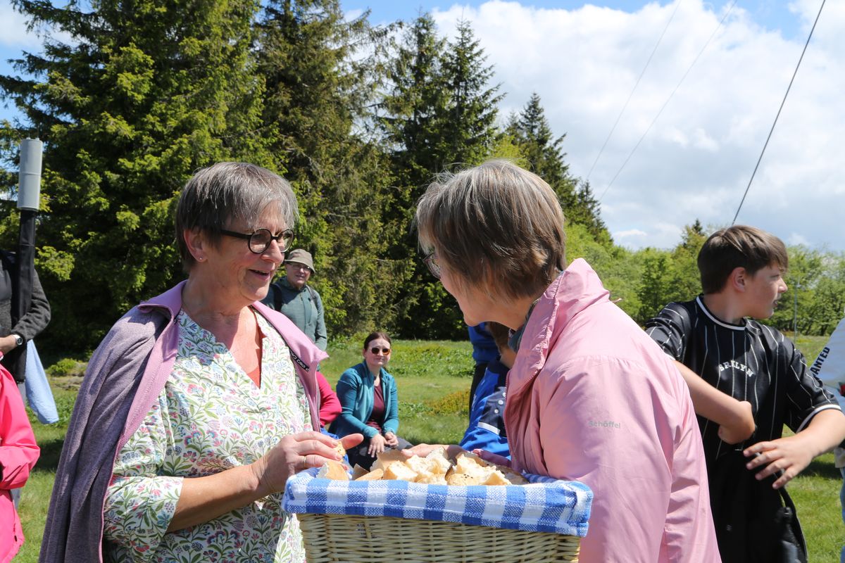 Fast 400 Gläubige haben an der Ökumenischen Kreuzbergwallfahrt mit Bischof Jung und Regionalbischöfin Bornowski teilgenommen.  Fast 400 Gläubige haben an der Ökumenischen Kreuzbergwallfahrt mit Bischof Jung und Regionalbischöfin Bornowski teilgenommen.