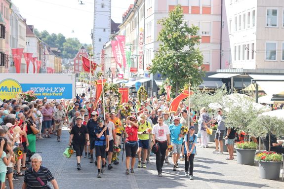 Die Kreuzbergwallfahrer auf dem Domvorplatz
