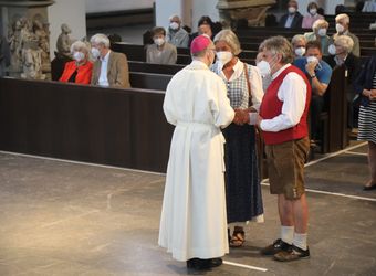 Bischof Dr. Franz Jung segnete nach dem Gottesdienst die Ehejubilare.