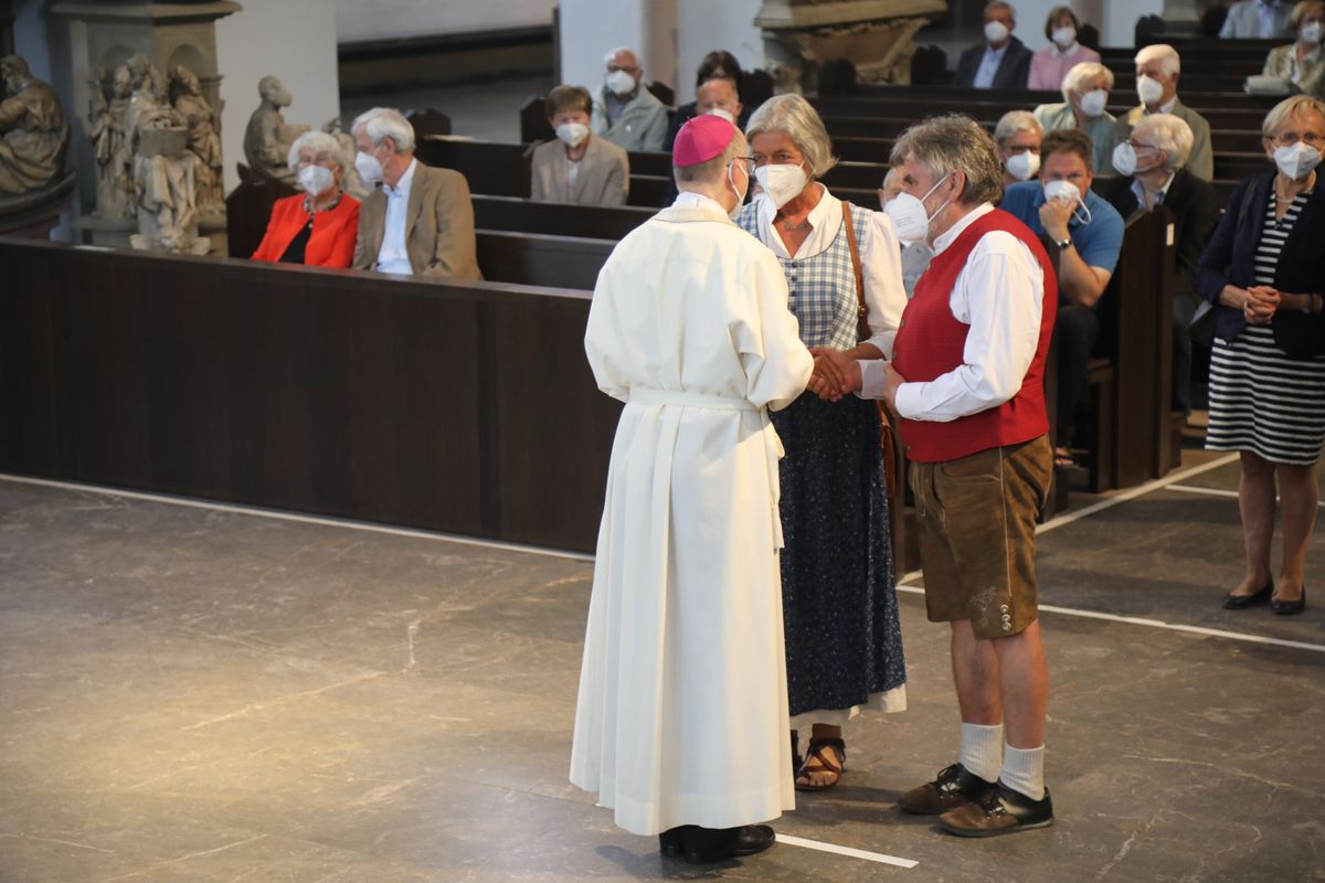 2721/0630_Ehejubilare mit Bischof Franz Jung_28187 Bischof Dr. Franz Jung segnete nach dem Gottesdienst die Ehejubilare.