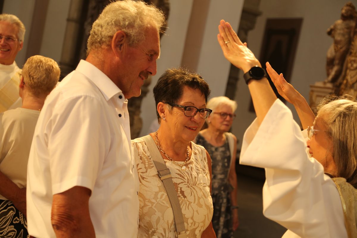Rund 250 Ehejubilare haben am Freitagnachmittag, 4. Juli, im Kiliansdom in einem Pontifikalgottesdienst mit Weihbischof em. Ulrich Boom ihr Eheversprechen erneuert. 