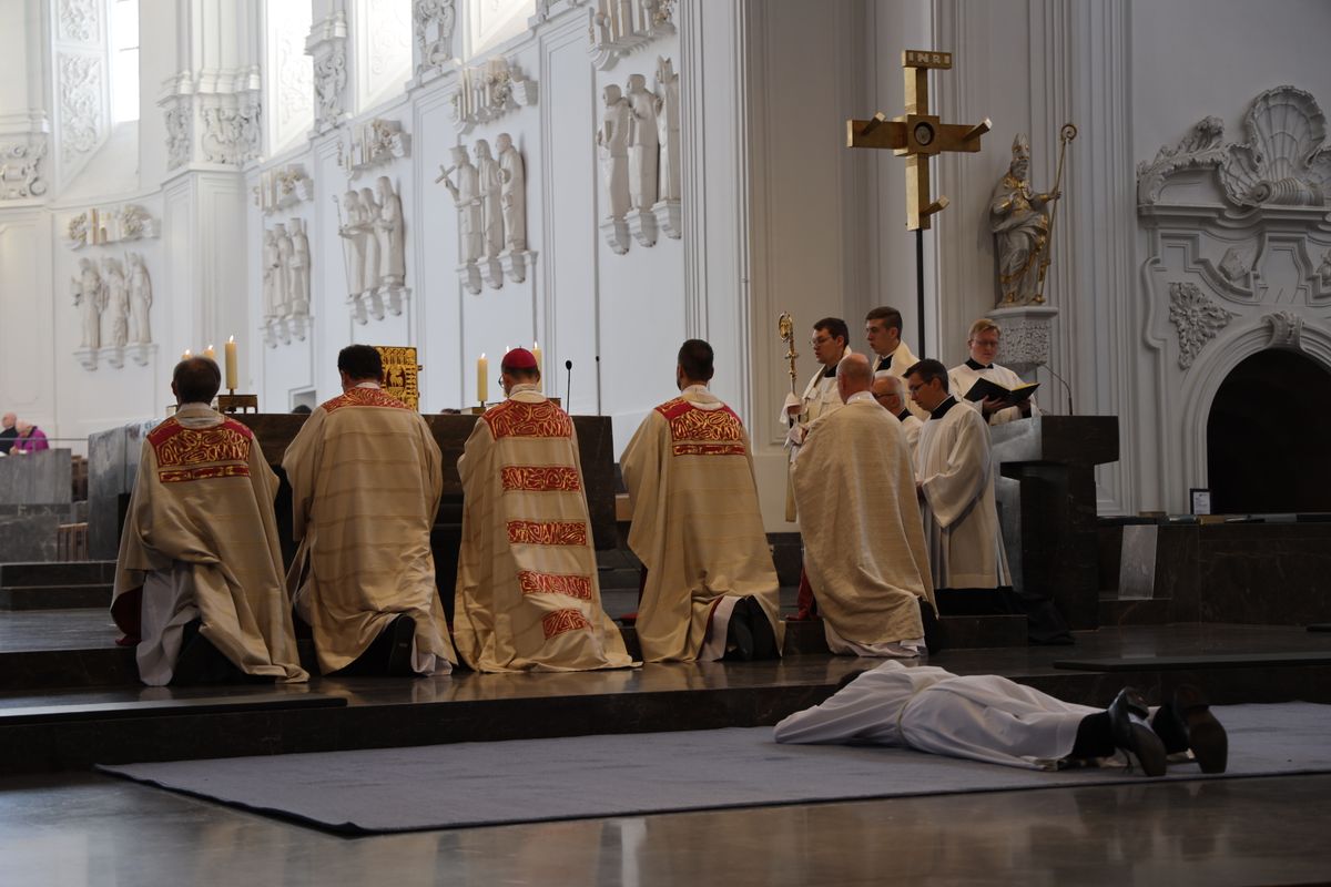 Bei einem feierlichen Gottesdienst im Würzburger Kiliansdom weihte Bischof Dr. Franz Jung Bertram Ziegler zum Diakon. Zahlreiche Verwandte, Freunde und Wegbegleiter des Priesterseminaristen nahmen an der Feier teil.