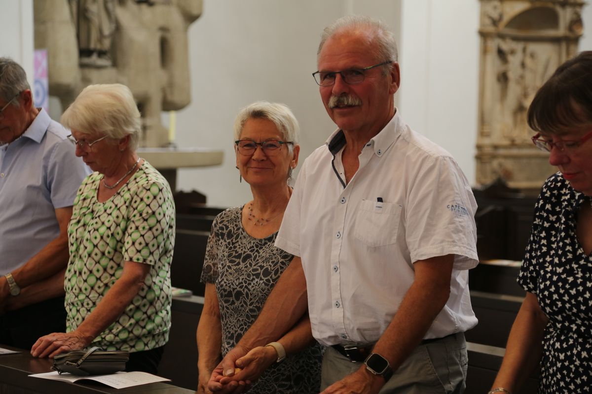 Rund 250 Ehejubilare haben am Freitagnachmittag, 4. Juli, im Kiliansdom in einem Pontifikalgottesdienst mit Weihbischof em. Ulrich Boom ihr Eheversprechen erneuert. 