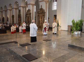 Mit rund 110 Ehepaaren aus der ganzen Diözese hat Weihbischof Ulrich Boom am Mittwochnachmittag, 23. Juni, einen Pontifikalgottesdienst gefeiert. Eingeladen waren Ehejubilare, die in den Jahren 2020 und 2021 auf 50, 60 oder 65 gemeinsame Jahre zurückblicken.