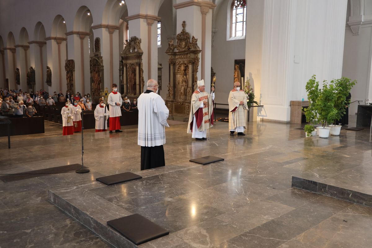 Mit rund 110 Ehepaaren aus der ganzen Diözese hat Weihbischof Ulrich Boom am Mittwochnachmittag, 23. Juni, einen Pontifikalgottesdienst gefeiert. Eingeladen waren Ehejubilare, die in den Jahren 2020 und 2021 auf 50, 60 oder 65 gemeinsame Jahre zurückblicken.