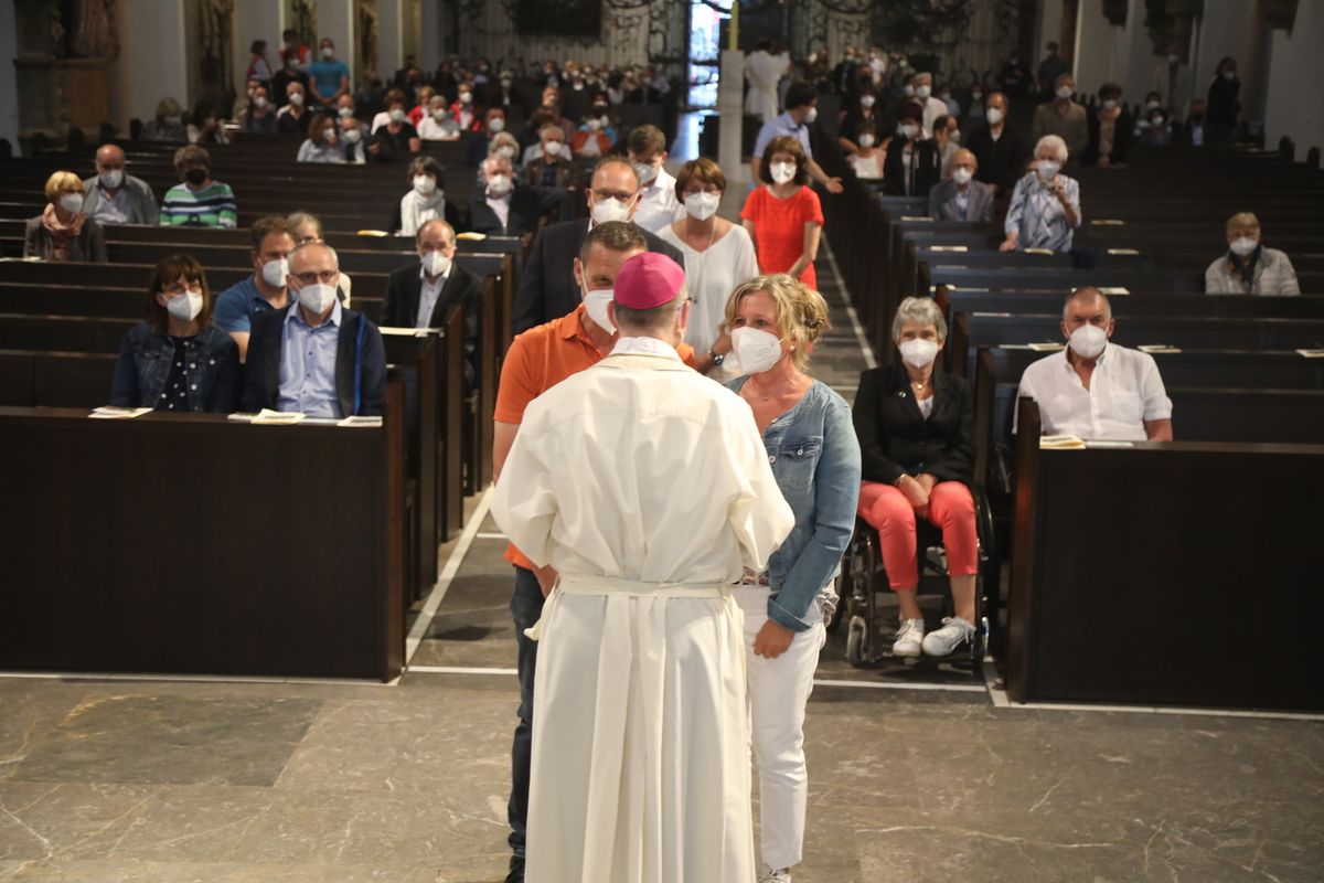2721/0637-Dankgottesdienst für Ehejubilare mit Bischof Dr. Franz Jung_28282 Bischof Dr. Franz Jung hat am Mittwochabend, 30. Juni, einen Gottesdienst im Würzburger Kiliansdom gefeiert.