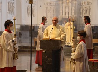 Bischof Dr. Franz Jung feierte am Mittwochabend, 23. Juni, einen Gottesdienst für Ehepaare, die 2021 oder 2021 auf 25 gemeinsame Jahre zurückblicken. Im Anschluss konnten sich die Paare segnen lassen.