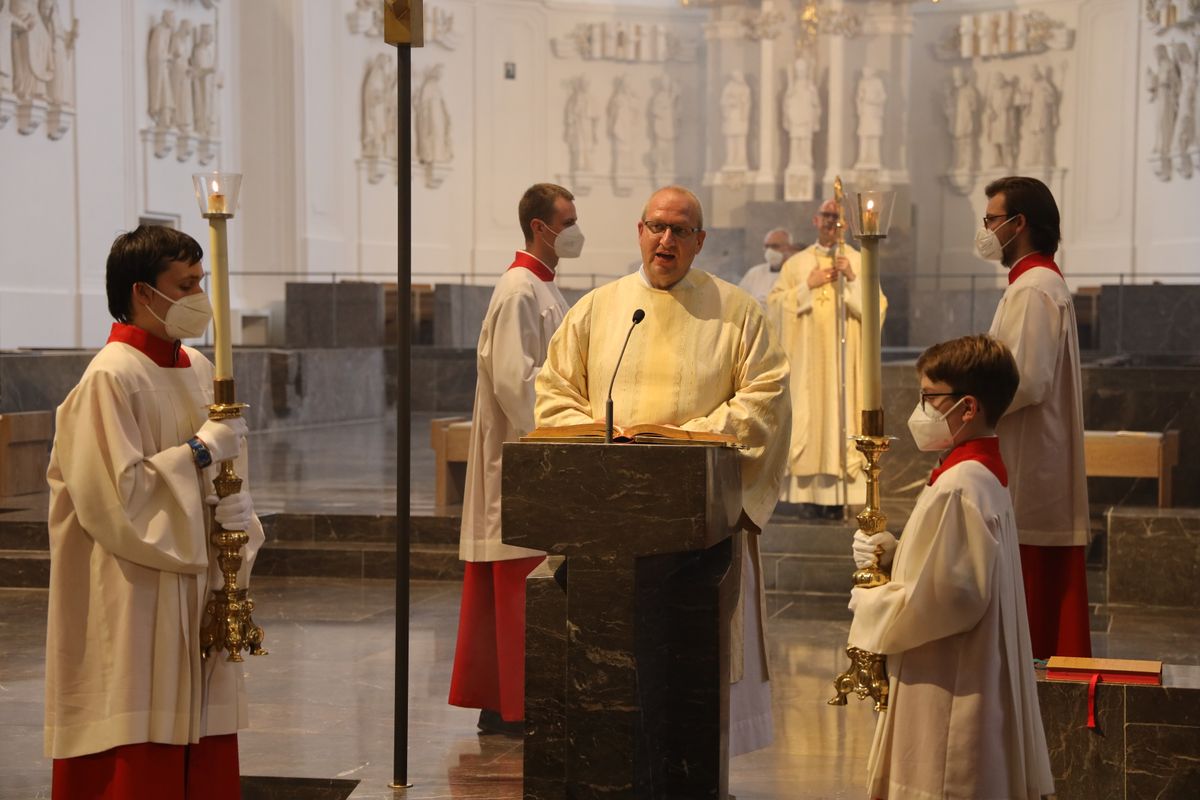Bischof Dr. Franz Jung feierte am Mittwochabend, 23. Juni, einen Gottesdienst für Ehepaare, die 2021 oder 2021 auf 25 gemeinsame Jahre zurückblicken. Im Anschluss konnten sich die Paare segnen lassen.