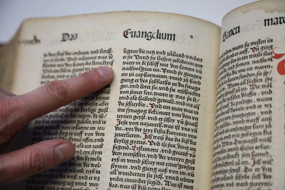 Hier beginnt das Tagesevangelium zum Ökumenischen Bibelsonntag am 28. Januar 2024. Für eine Präsentation hat Nikola Willner unterschiedliche Versionen des Texts eingelesen - von Frühneuhochdeutsch bis zu Leichter Sprache. Hier beginnt das Tagesevangelium zum Ökumenischen Bibelsonntag am 28. Januar 2024. Für eine Präsentation hat Nikola Willner unterschiedliche Versionen des Texts eingelesen - von Frühneuhochdeutsch bis zu Leichter Sprache.