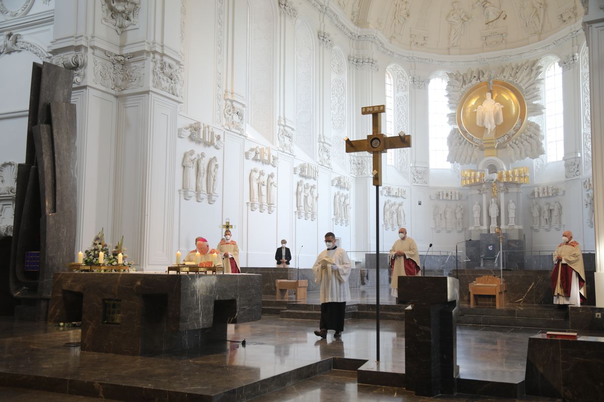 2621/0622 - Ehejubilare Gold mit Weihbischof Ulrich Boom_27864 Weihbischof Ulrich Boom feierte am Montagnachmittag, 26. Juni, einen Gottesdienst für Ehepaare, die 2020 oder 2021 ihr goldenes, diamantenes oder eisernes Ehejubiläum hatten. Im Anschluss konnten sich die Paare segnen lassen.