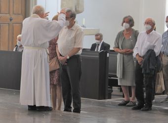 Bischof em. Dr. Friedhelm Hofmann feierte am Freitagnachmittag, 25. Juni, einen Dankgottesdienst mit Ehepaaren, die seit 50, 60 oder 65 Jahren verheiratet sind. Anschließend spendeten der Bischof sowie weitere Priester und Diakone den Jubilaren mit Abstand den Segen.