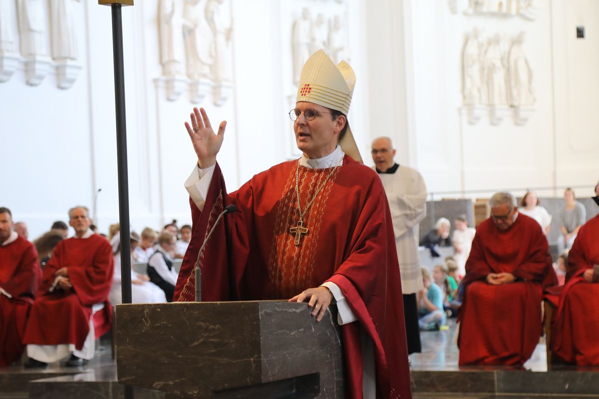 Mit rund 1300 Kommunionkindern und ihren Begleitern hat Weihbischof Paul Reder am Montag, 8. Juli, einen Gottesdienst im Kiliansdom gefeiert. "Gott hat Dich großartig gemacht", rief Weihbischof Reder den Kindern in seiner kurzen Predigt zu.