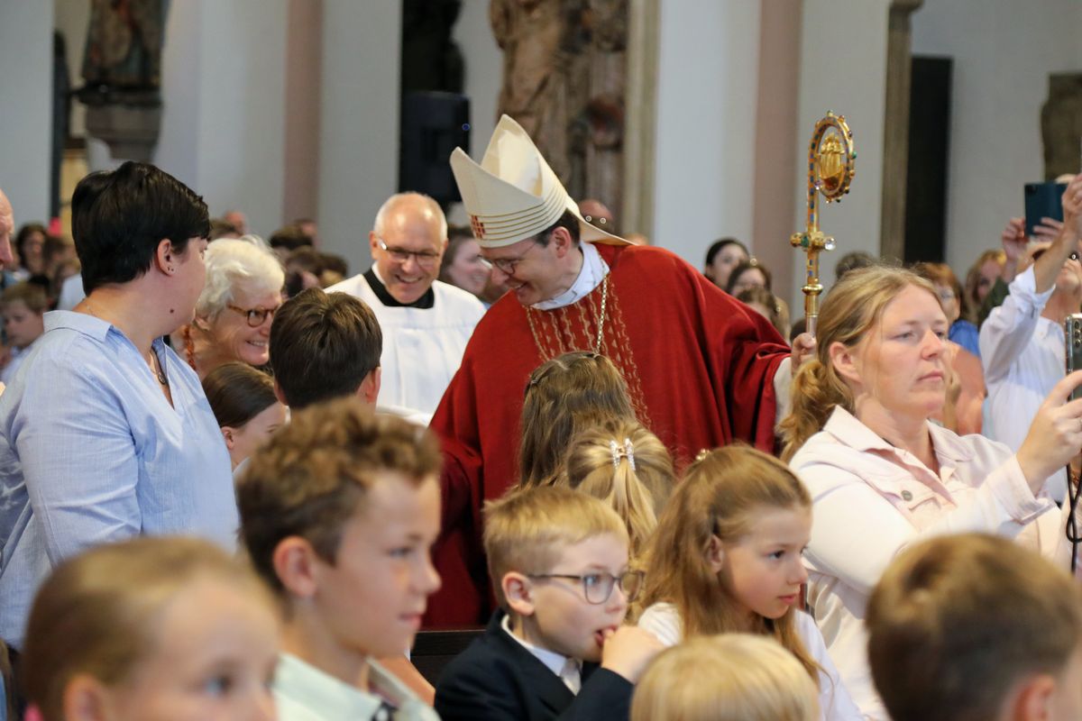 Mit rund 1300 Kommunionkindern und ihren Begleitern hat Weihbischof Paul Reder am Montag, 8. Juli, einen Gottesdienst im Kiliansdom gefeiert.
