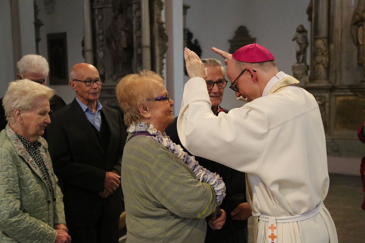 Bischof Dr. Franz Jung hat am Donnerstagnachmittag, 4. Juli, mit etwa 320 Paaren im Kiliansdom ihr goldenes oder diamantenes Ehejubiläum gefeiert.