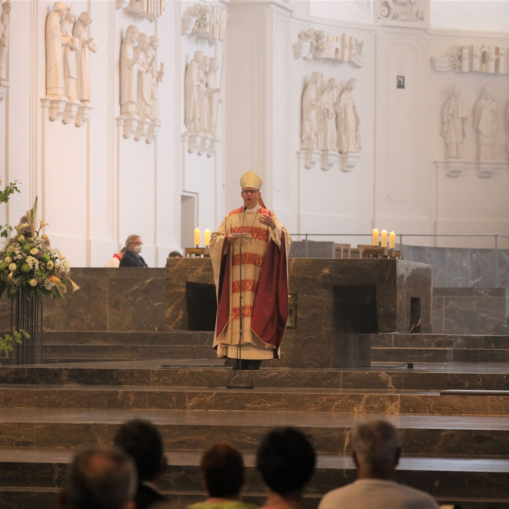 Mit rund 100 Ehepaaren aus der ganzen Diözese hat Bischof Dr. Franz Jung am Montagabend, 28. Juni, einen Gottesdienst im Würzburger Kiliansdom gefeiert. Eingeladen waren Ehejubilare, die in den Jahren 2020 und 2021 ihr silbernes Ehejubiläum feiern. Nach dem Gottesdienst ließen sich die Ehepartner von Bischof Jung und weiteren Priestern und Diakonen mit Abstand segnen.