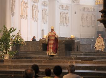 Mit rund 100 Ehepaaren aus der ganzen Diözese hat Bischof Dr. Franz Jung am Montagabend, 28. Juni, einen Gottesdienst im Würzburger Kiliansdom gefeiert. Eingeladen waren Ehejubilare, die in den Jahren 2020 und 2021 ihr silbernes Ehejubiläum feiern. Nach dem Gottesdienst ließen sich die Ehepartner von Bischof Jung und weiteren Priestern und Diakonen mit Abstand segnen.