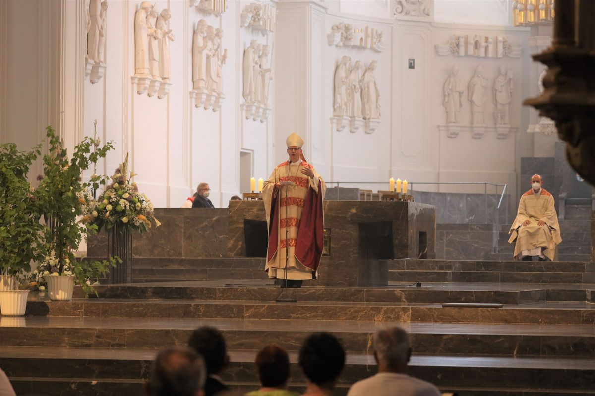 2621/0619 Ehejubilare Bischof 28. Juni Abend_27941 Mit rund 100 Ehepaaren aus der ganzen Diözese hat Bischof Dr. Franz Jung am Montagabend, 28. Juni, einen Gottesdienst im Würzburger Kiliansdom gefeiert. Eingeladen waren Ehejubilare, die in den Jahren 2020 und 2021 ihr silbernes Ehejubiläum feiern. Nach dem Gottesdienst ließen sich die Ehepartner von Bischof Jung und weiteren Priestern und Diakonen mit Abstand segnen.