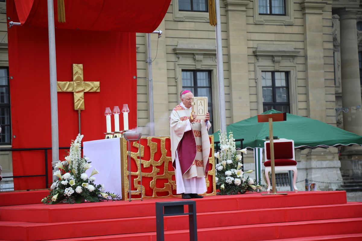 Weihbischof Ulrich Boom hat an Fronleichnam mit rund 350 Besuchern auf dem Würzburger Residenzplatz einen Freiluftgottesdienst gefeiert.