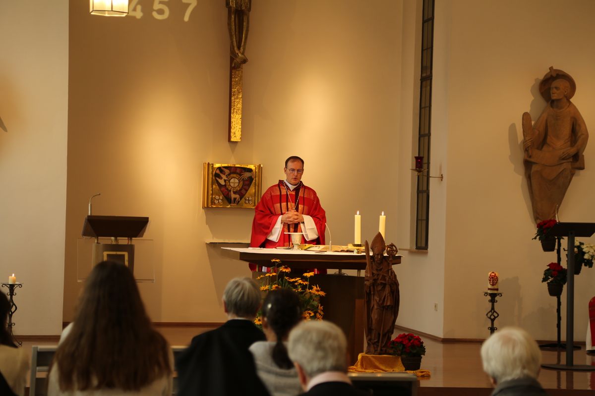 Weihbischof Paul Reder hat am Mittwoch, 9. Juli, einen Kiliani-Gottesdienst in der Kapelle der Ritaschwestern am Juliusspital Hospiz in Würzburg gefeiert. Nach dem Gottesdienst besuchte er das Hospiz und kam in den Austausch mit Mitarbeitenden und Gästen.