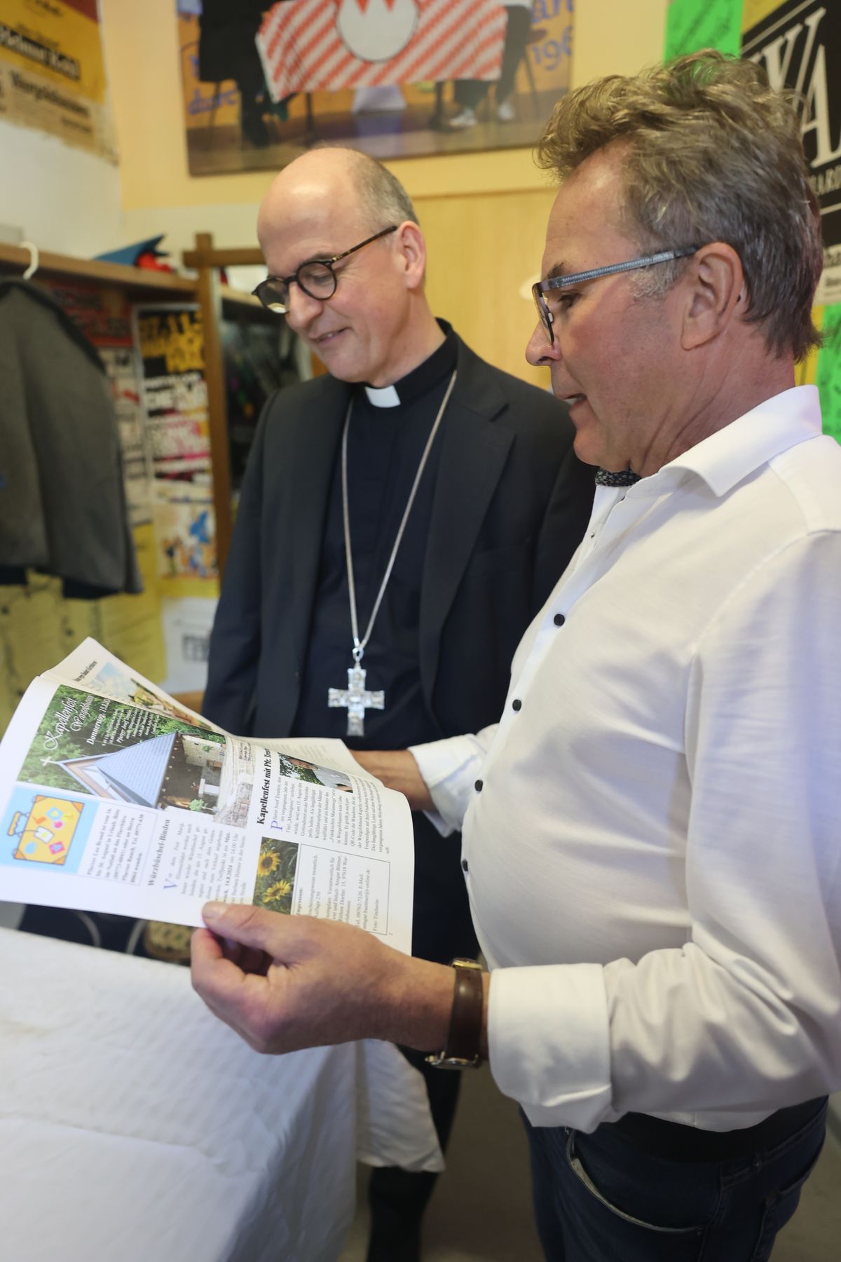 Ansgar Büttner überreichte dem Bischof hinter der Bühne eine Zeitung mit aktuellen Informationen aus Wargolshausen.