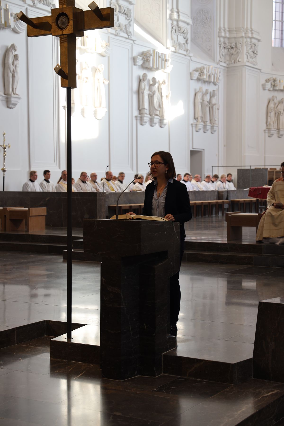 Bei einem feierlichen Gottesdienst im Würzburger Kiliansdom weihte Bischof Dr. Franz Jung Bertram Ziegler zum Diakon. Zahlreiche Verwandte, Freunde und Wegbegleiter des Priesterseminaristen nahmen an der Feier teil.