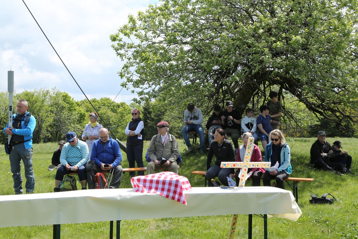Fast 400 Gläubige haben an der Ökumenischen Kreuzbergwallfahrt mit Bischof Jung und Regionalbischöfin Bornowski teilgenommen.  Fast 400 Gläubige haben an der Ökumenischen Kreuzbergwallfahrt mit Bischof Jung und Regionalbischöfin Bornowski teilgenommen.